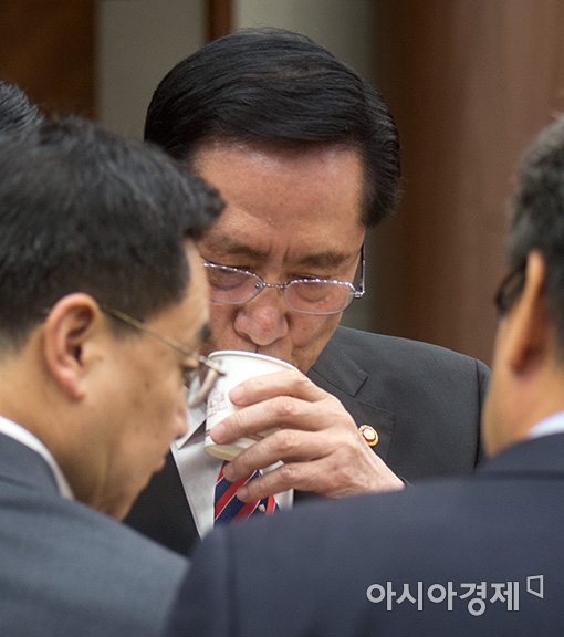 [포토]속 타는 송영무 국방장관