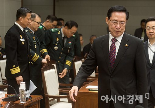 [포토]국정감사장 들어서는 송영무 장관