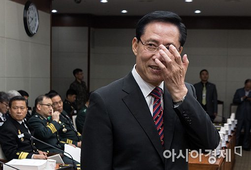 [포토]안경 바로쓰는 송영무 국방장관