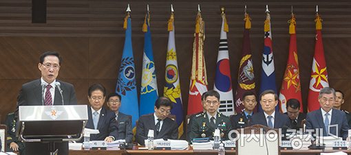 [포토]국방부 국정감사, 업무고보하는 송영무 장관