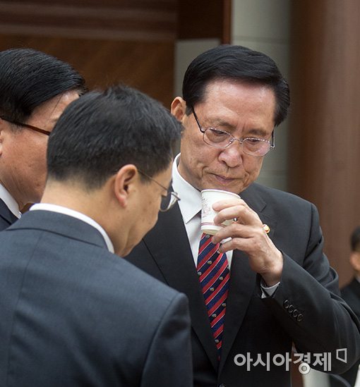 [포토]굳게 입다문 송영무 국방장관