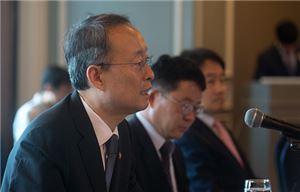 [2017국감]백운규 장관 "한미 FTA 개정, 국익우선·이익균형 대응할 것"