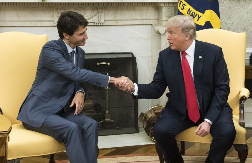 [이미지출처=AP연합뉴스] 도널드 트럼프 미국 대통령이 11일 쥐스탱 트뤼도 캐나다 총리와 만나 악수하고 있다.