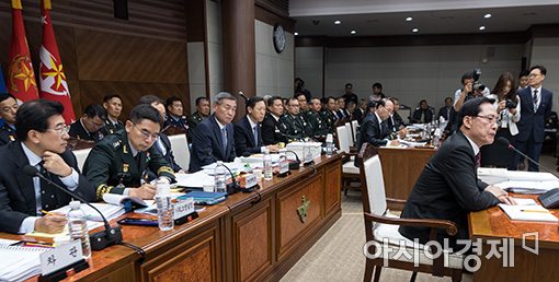 [포토]답변하는 송영무 국방부 장관