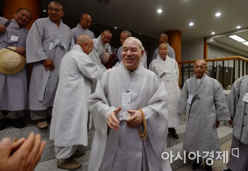 [포토]총무원장 선거 투표장 들어서는 자승 스님