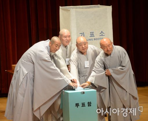 [포토]총무원장 선거 투표하는 자승 스님