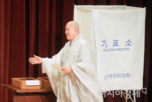 [포토]기표소 들어서는 자승 총무원장