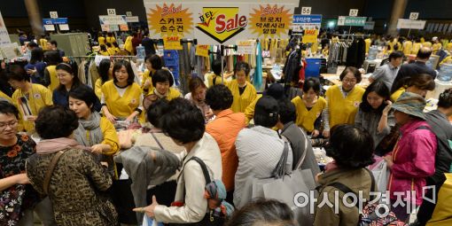 [포토]2017 적십자 바자회 '저렴하게 사볼까?'