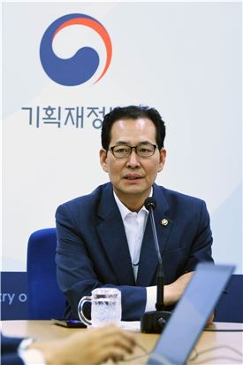고형권 차관 "韓, 올해 3% 성장 경로 유지…외환위기 재발 우려 없어"