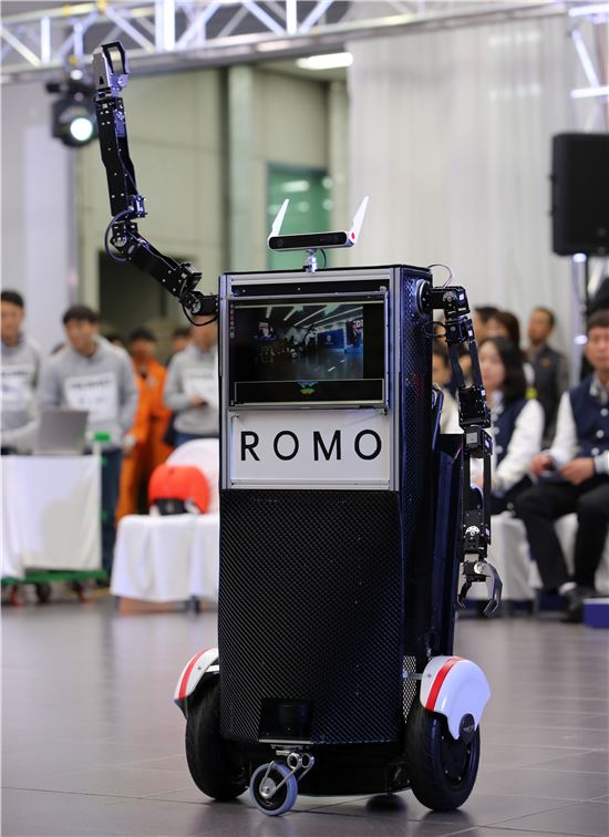 12일 경기도 화성 현대기아차 남양연구소에서 열린 제8회 R&D 아이디어 페스티벌에서 생활보조로봇 로모가 작동하고 있다.