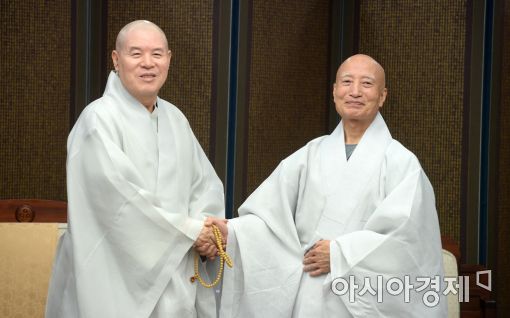 [포토]자승 스님과 설정 스님의 악수