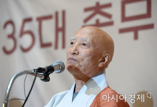 [포토]당선 소감 밝히는 설정 스님
