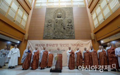 [포토]총무원장 당선 기자회견하는 설정 스님