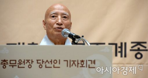 [포토]총무원장 당선 기자회견하는 설정 스님