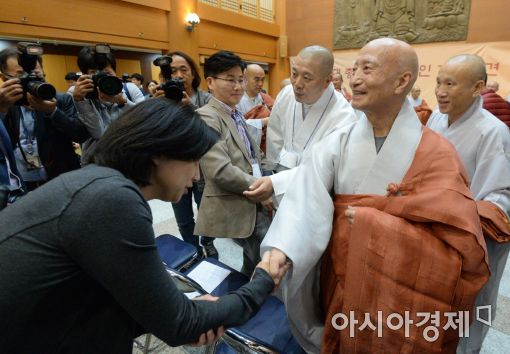 [포토]조계종 총무원장 당선된 설정 스님, 기자들과 악수