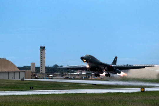 10일 미 공군 전략폭격기 B1B 랜서 편대가 괌 앤더슨 공군기지를 이륙해 한반도 상공으로 출격하고 있다. 사진 = USAF