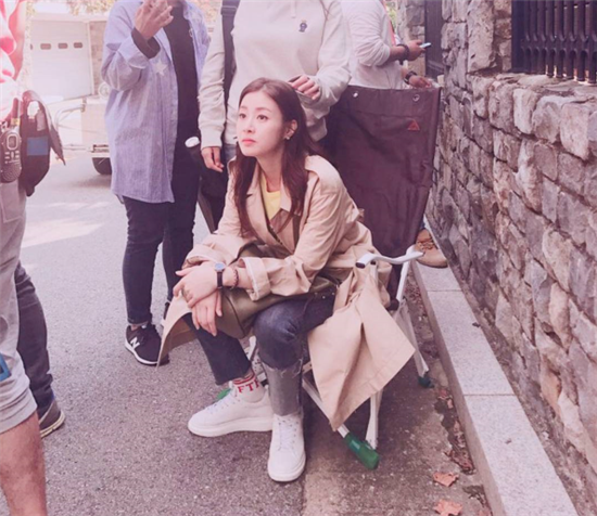 ‘변혁의 사랑’ 강소라, 웨이브 헤어+트렌치코트로 가을 분위기 물씬