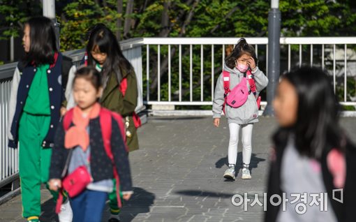 [포토]서울 아침 8도, 외투 입고 등교하는 어린이들