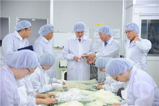 류영진 식약처장(사진 가운데)이 13일 수액세트 의료기기 제조현장을 방문해 제품을 살펴보고 있다. 