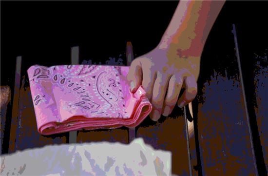 ▲13살 A양이 생리대로 사용하고 있는 분홍색 손수건.