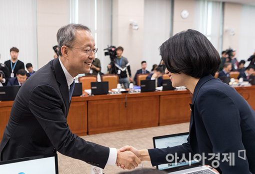 [포토]김수민 의원과 인사 나누는 백운규 산업장관