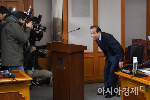 [포토]자리에 앉는 김이수 헌법재판소장 권한대행