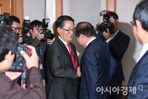 [포토]박지원 의원과 악수하는 김이수 헌법재판소장 권한대행