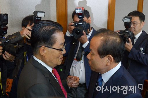 [포토]인사하는 김이수 헌법재판소장 권한대행-박지원 의원