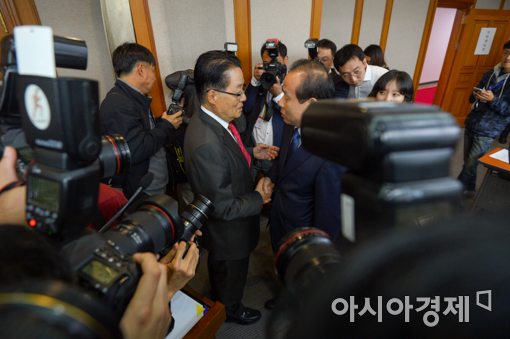 [포토]악수하는 박지원 의원-김이수 헌법재판소장 권한대행