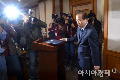 [포토]헌법재판소 국감 파행, 감사장 나서는 김이수 권한대행