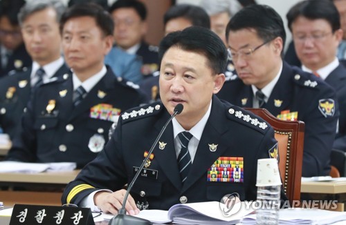 이철성 경찰청장이 13일 서울 서대문구 경찰청에서 열린 행정안전위원회의 경찰청 국정감사에서 질의에 답하고 있다. [이미지출처=연합뉴스]