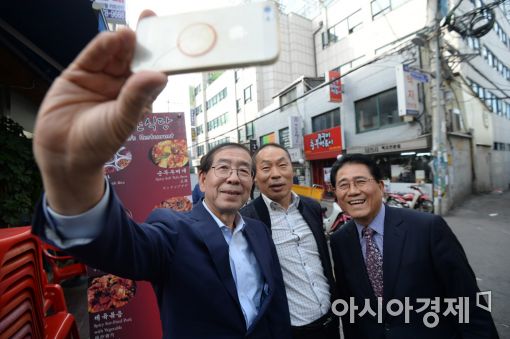 [포토]박원순 서울시장 '같이 사진 찍을까요?'