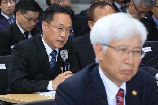 국정감사에서 증인으로 출석한 김도환 S&T중공업 대표이사가  K2(흑표) 전차의 국산 파워팩(엔진과 변속기)과 관련한 의원들의 질의에 답하고 있다. (사진=연합뉴스)