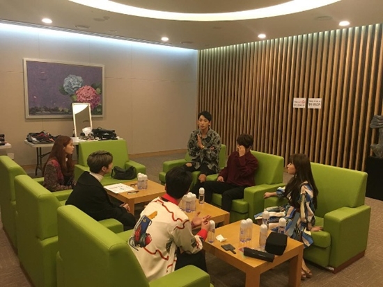 '더유닛' 비, "기대 이상 고퀄 무대임"...회의 중 현장 사진 공개