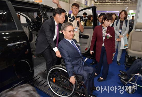 윤장현 광주시장, 2017 시니어·의료산업박람회 참석