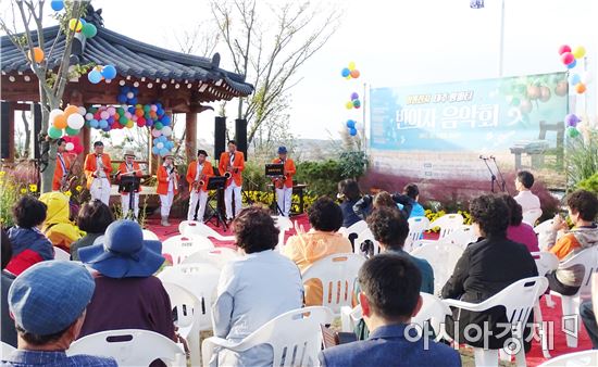 함평 주포한옥마을 억새벨리존, 관광객 북적~초가을 낭만 만끽