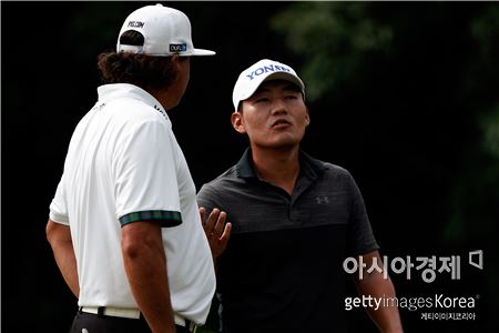 강성훈 5타 차 3위 "페레스, 기다려"