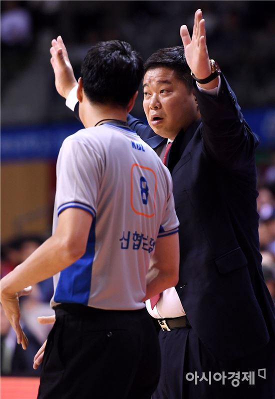 [포토]현주엽 감독, '이건 파울이 아니잖아'