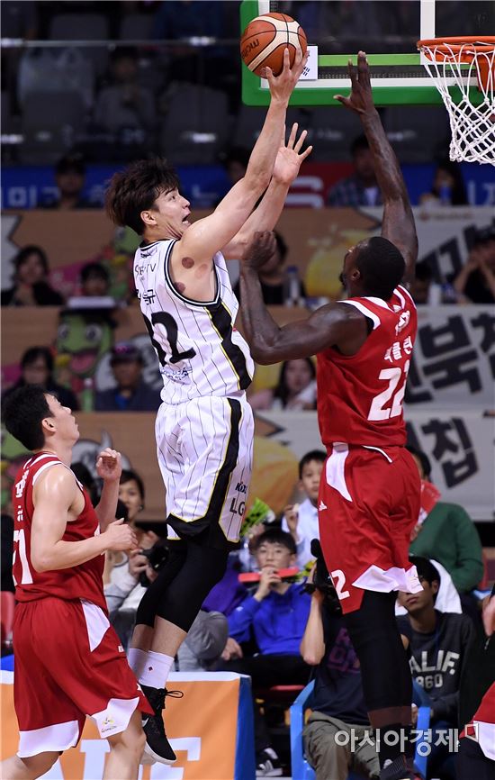 [포토]레이업 시도하는 김종규