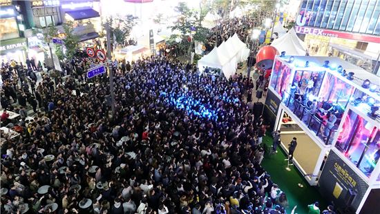 신촌맥주축제 공연 관람 인파 