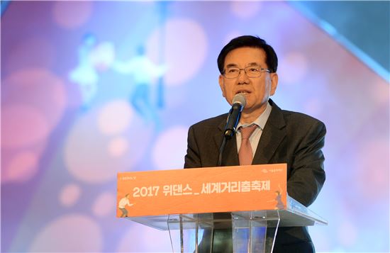 유덕열 동대문구청장이 2017 위댄스 세계거리춤축제 개막식에서 축사를 하고 있다.