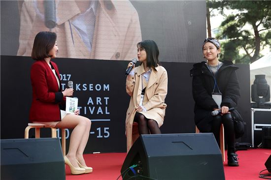 14일 광진구 자양동 소재 나루아트센터 앞 무대에서 열린‘2017 뚝섬 팝아트 페스티벌-토크콘서트’ . 왼쪽에서 두 번째 박은지, 세 번째 권민설 작가.  