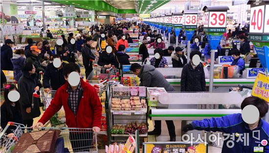 북적이는 농협하나로마트 계산대(사진=아시아경제 DB) 