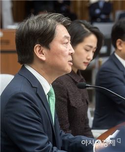 安 "文대통령, 김이수 문제 지적에 국회 비난…어안 벙벙"