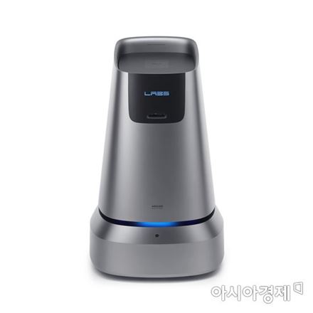서점에서 고객이 읽은 책을 실어나르는 실내 자율주행 로봇 '어라운드'