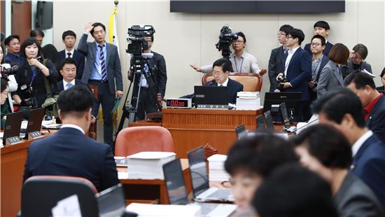 [2017국감]복지위,'文정부 무능심판' 피켓 두고 여야 기싸움 '팽팽'