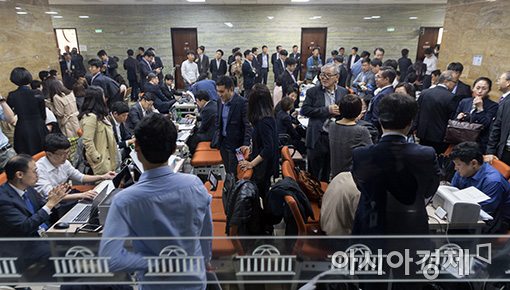 [포토]국정감사 준비에 정신없는 공무원들