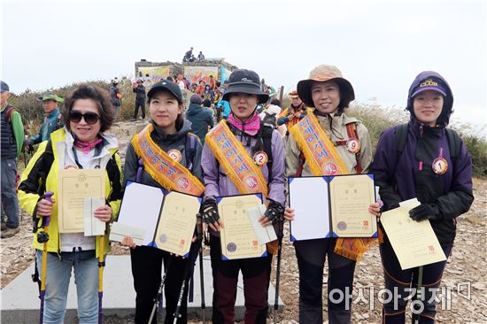 “은빛 억새 장관” 천관산 억새제 성황리 마쳐...