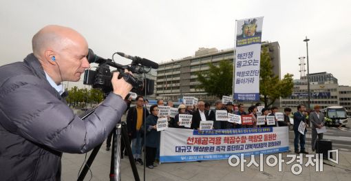 [포토]한미 해상훈련 중단 촉구 기자회견에 '관심'