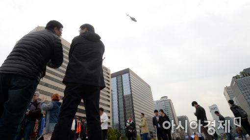 [포토]광화문 상공에 뜬 경찰청 헬기